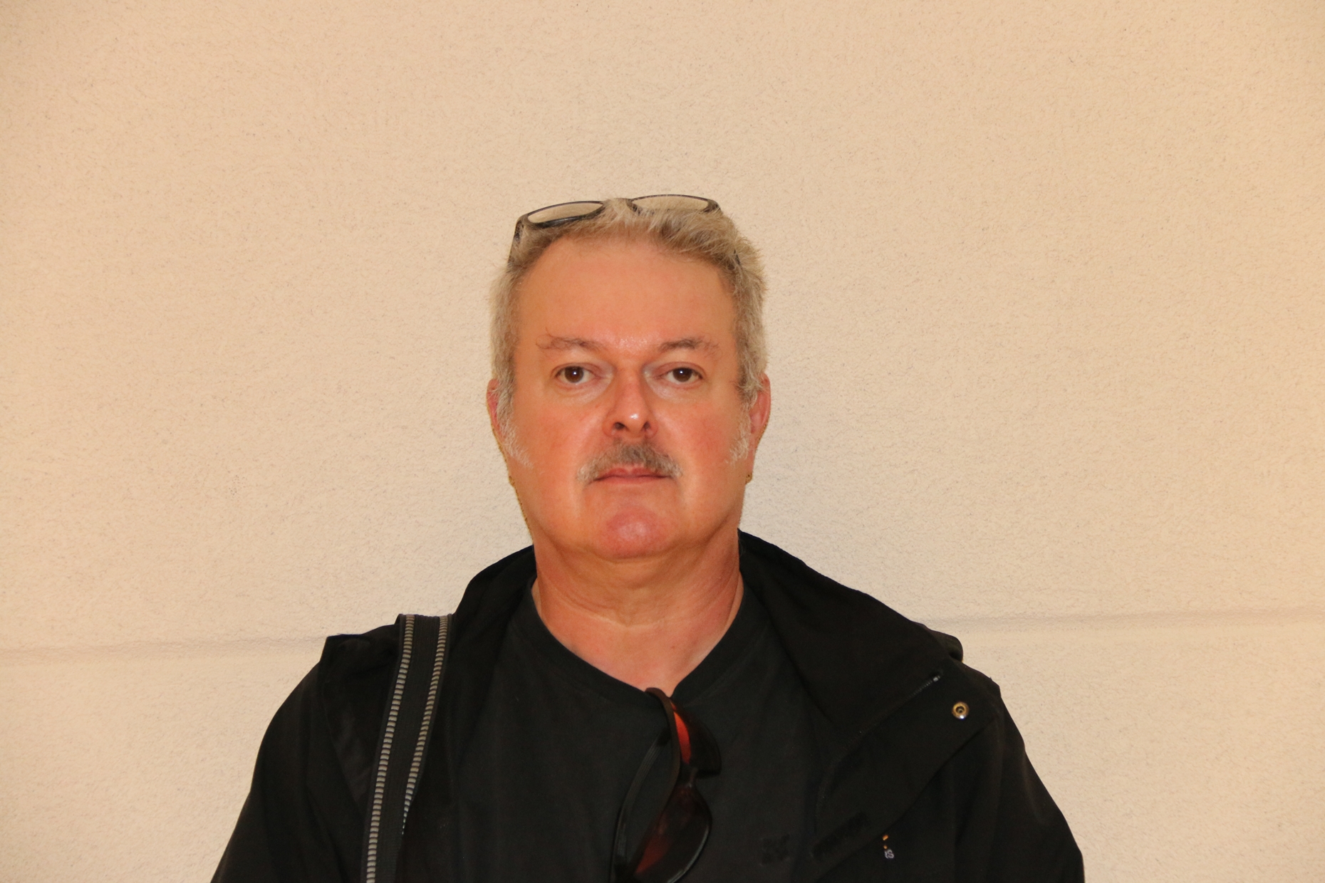 Christian KNOLL Christian KNOLL avec ses lunettes dans les cheveux